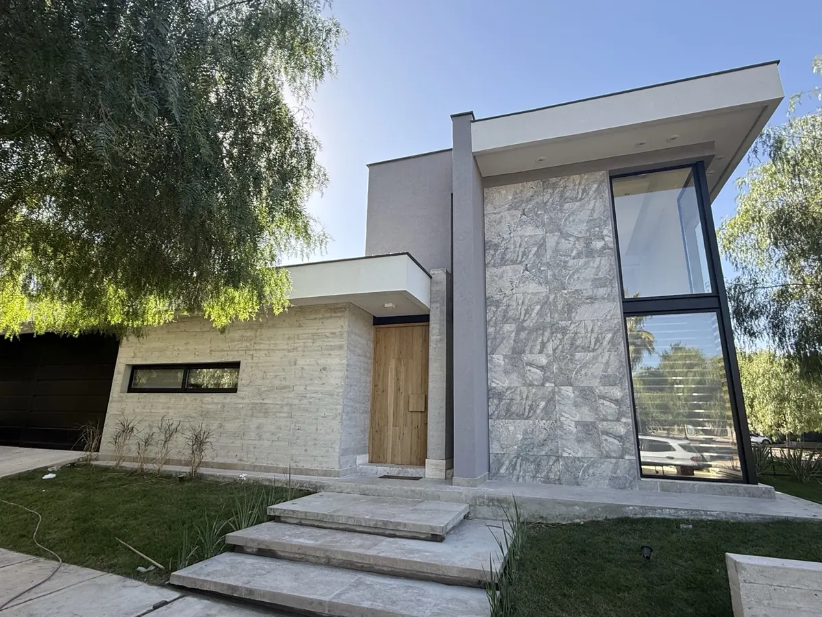 Casa Dalvian, vivienda de 230 m² en Barrio Dalvian, Mendoza – fachada