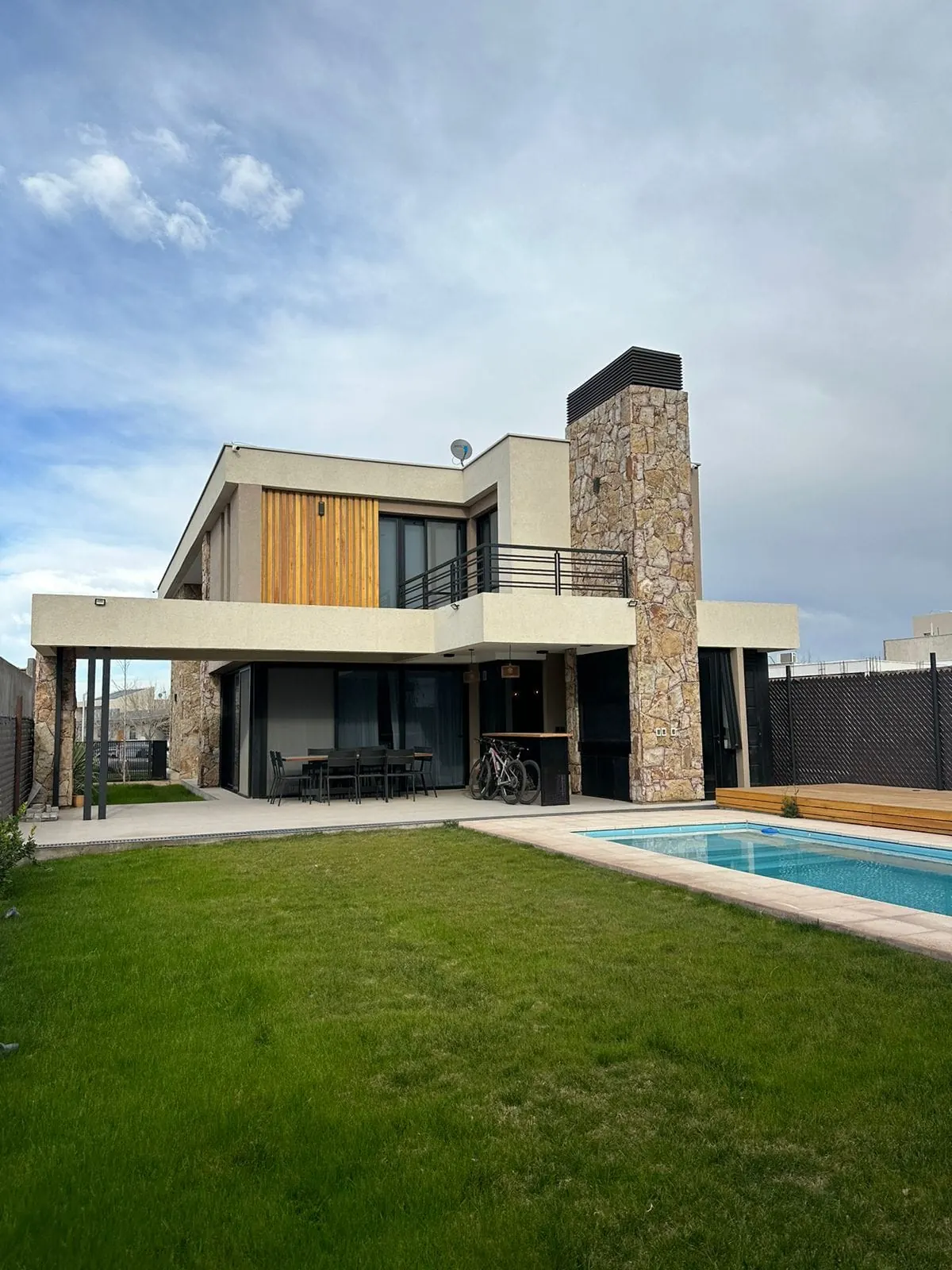 Vivienda Olivos del Torreón, 330 m² en Maipú, Mendoza – fachada terminada